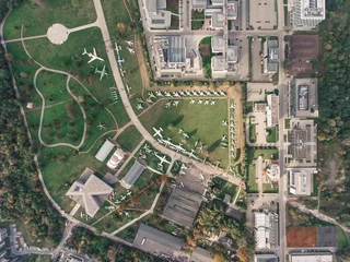 Papier Peint photo autocollant Aéroport Vue aérienne de l& 39 aéroport près du centre-ville de Cracovie. Aérogare, aéronefs, routes, bâtiments
