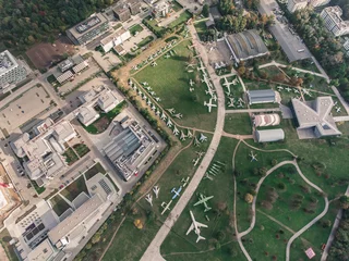Papier Peint photo Aéroport Ciel et vue aérienne du parc aérien près du centre-ville de Cracovie. Terminal de l& 39 aéroport, avions, routes, bâtiments
