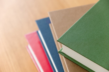 机の上の単行本