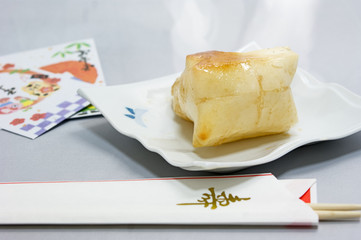 お正月に食べるあつあつ焼き餅と祝い箸