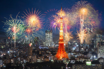 Feuerwerk, das nachts über dem Stadtbild von Tokio feiert, Tokio Japan