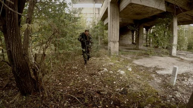 soldier ran up to wall pulls and aims of RPG