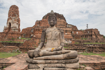 Fototapeta premium Old buddha image at Mahathat temple, the ancient ruined temple,