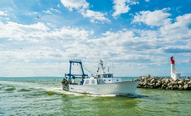 Chalutier rentrant de la pêche.