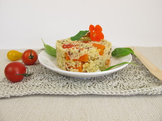 Pfefferminztee und frische und getrocknete Pfefferminzblätter