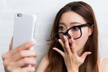 スマートフォン・驚く女性