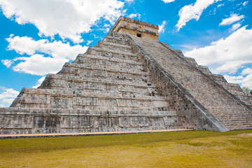 Fototapeta na wymiar Temple of Kukulkan in Chichen Itza, Yucatan, Mexico