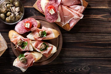 Store enrouleur occultant Plats de repas Spanish tapas with slices jamon serrano, salami, olives and chee