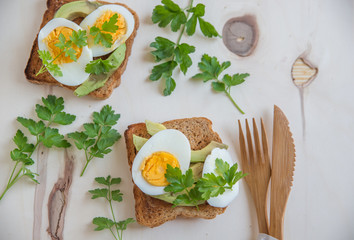 Toast mit Avocado und Ei 