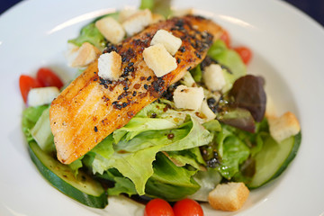 grilled salmon salad with black pepper