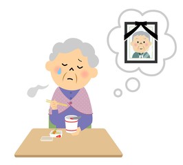 カップ麺をひとりで食べる高齢者