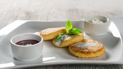 Cheese pancakes with sour cream