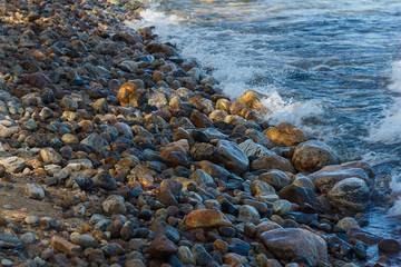 волны на камнях