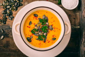 Kürbis Suppe mit Kürbiskernen und Chiliflocken