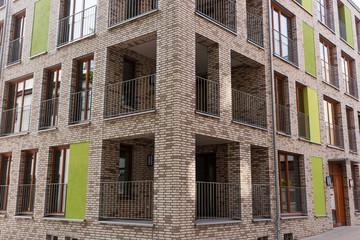 Eckhaus mit Balkonen