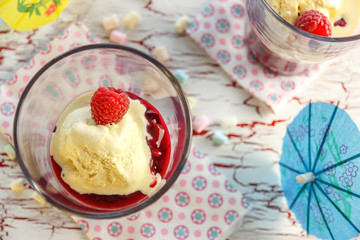 Rote Grütze im Glas mit Vanilleeis