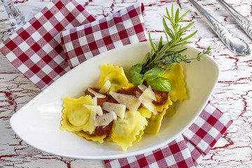 Ravioli mit frischen Kräutern, Tomatensoße und Parmesam