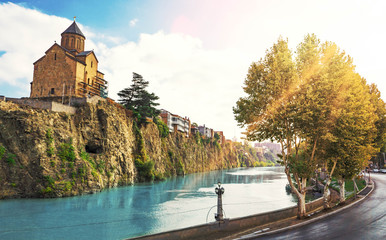 Tiflis Szenerie mit Fluss und Kirche