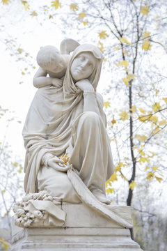 Ангел католический и женщина святая Дева Мария 