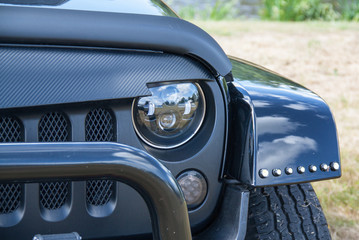 Calandre et phare de tout terrain © guitou60