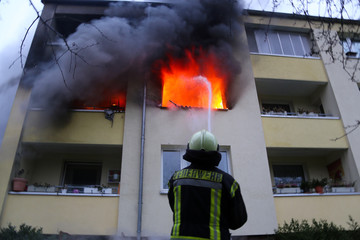 Flammen schlagen am 30.01.2016 aus der Wohnung eines Mehrfamilienhauses in Göttingen (Niedersachsen). Bei dem Feuer wurden drei Menschen verletzt, eine Person sprang vom Balkon. 