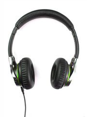 Auriculares color verde claro sobre fondo blanco