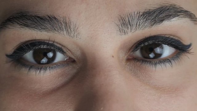 Close up of girl's brown eyes