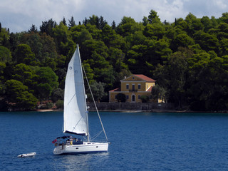 Obraz premium A yacht passing Madouri Island off Nidri, Lefkada (Lefkas), Greece