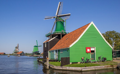 Fototapeta na wymiar Traditional dutch windmills at the Zaan river
