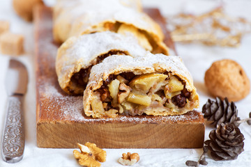 Apple strudel (pie)