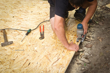 Handwerker mit Säge, Arbeitsunfall, Verletzung, Heimwerker