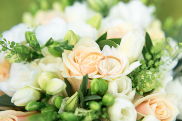 Свадебный букет невесты и кольца © marinamelnikova