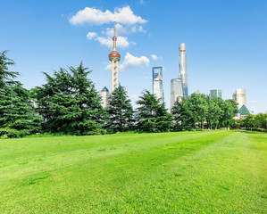 Obraz premium Shanghai skyscrapers and green city park, China