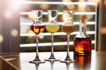 Crédence de cuisine en verre imprimé Bar Whisky and liqueur in front of a window