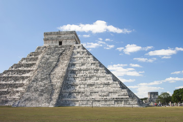 Fototapeta na wymiar Maya Pyramid, Chichen-Itza, Mexico