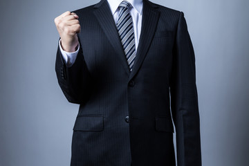 スーツを着ているビジネスマン、ガッツポーズ