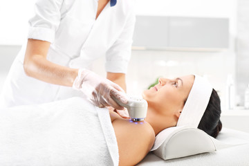 Fototerapia, zabieg kosmetyczny masaż ultradźwiękowy. - obrazy, fototapety, plakaty