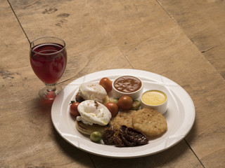 Eggs benedict with sundried tomatoes and hollandaise