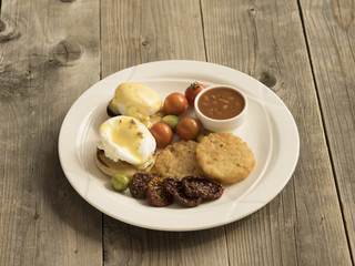 Eggs benedict with sundried tomatoes and hollandaise