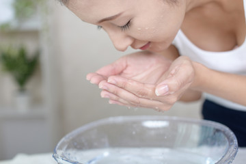 洗顔をする女性