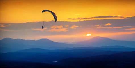 Photo sur Plexiglas Sports aériens Au-dessus du lever du soleil de la vallée brumeuse