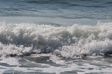 Salzige Wellen im Meereshafen. Rügen.Norddeutschland