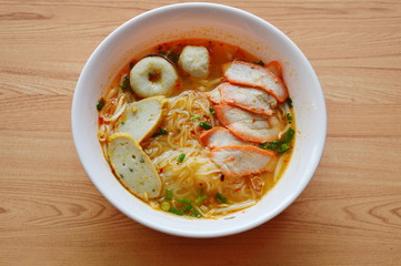 rice noodle with fish ball and red barbecue pork in spicy soup
