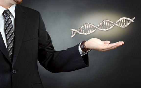 Mann in Anzug hält DNA Doppelhelix als Symbolbild für Biotechnologie
