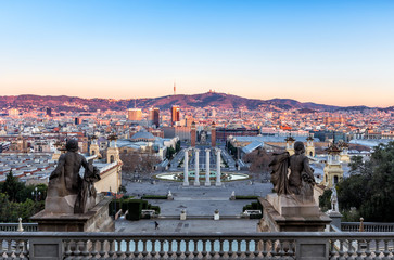 Barcelona-Stadt bei Sonnenaufgang, Spanien © basiczto