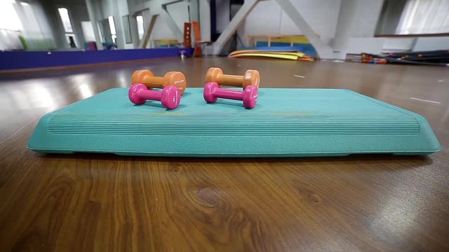 dumbbells on stepy fitness
