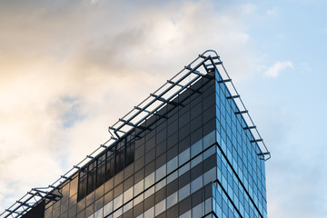 Obraz premium Modern office building with cloudy sky