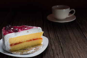 Vanilla cake topping with raspberry