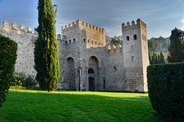 Fototapeta na wymiar Puerta de Alfonso VI en Toledo España, estilo de construcción árabe español