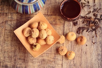 dried figs and hot tea